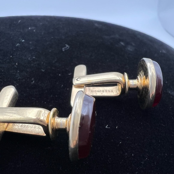 Hickok USA gold tone with a garnet colored plastic cabochon cufflinks - Picture 4 of 5